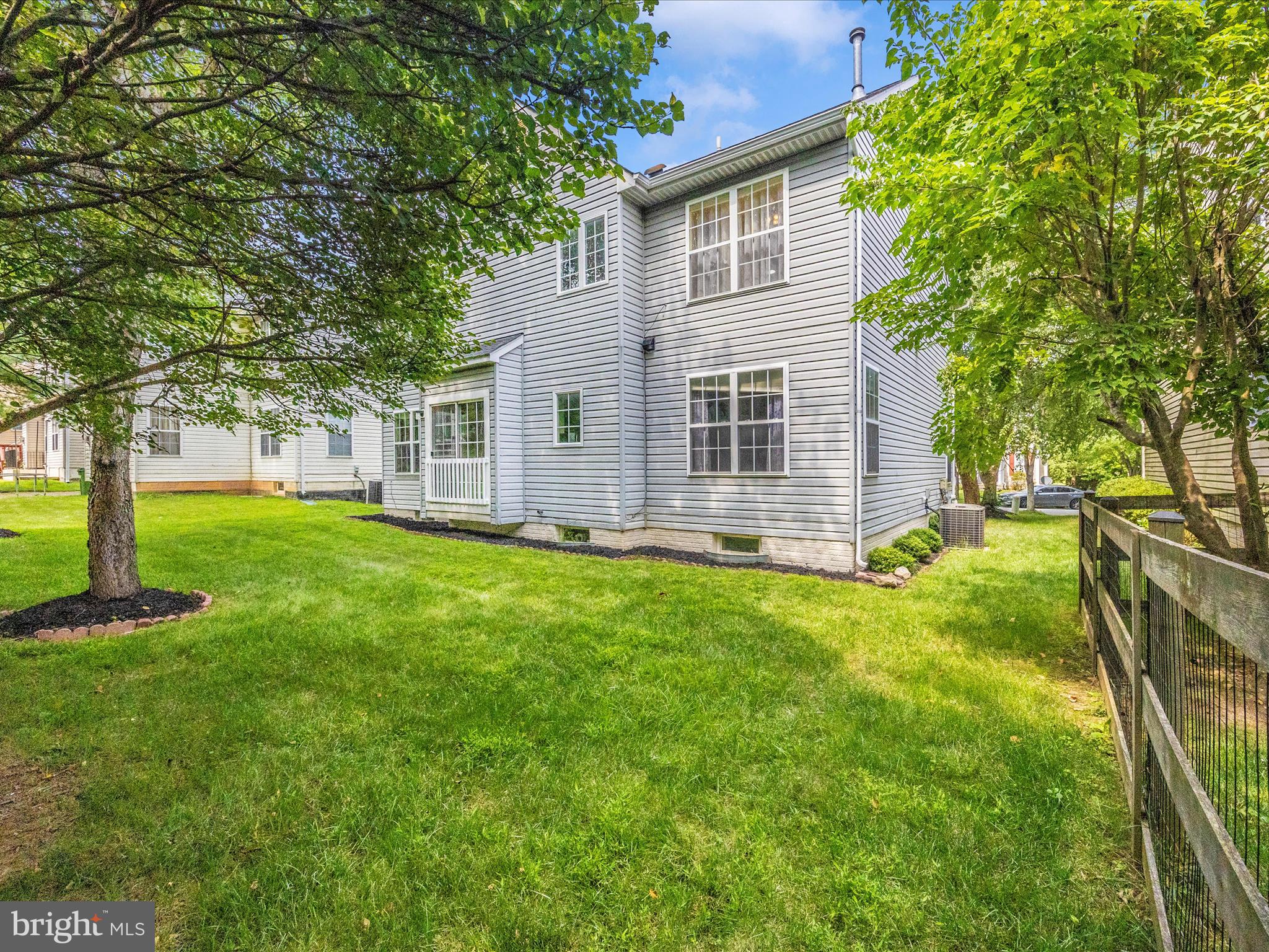 5812 WHITE PEBBLE PATH