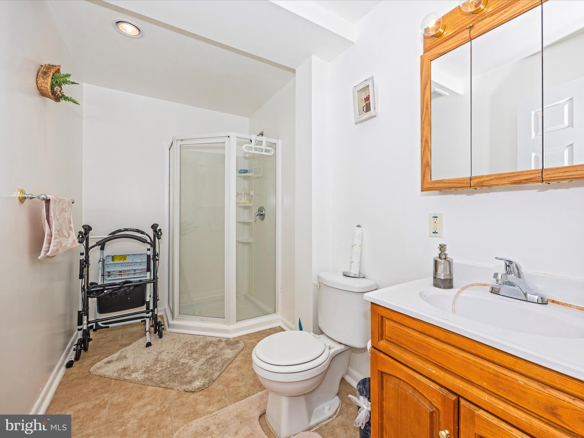 5812 WHITE PEBBLE PATH