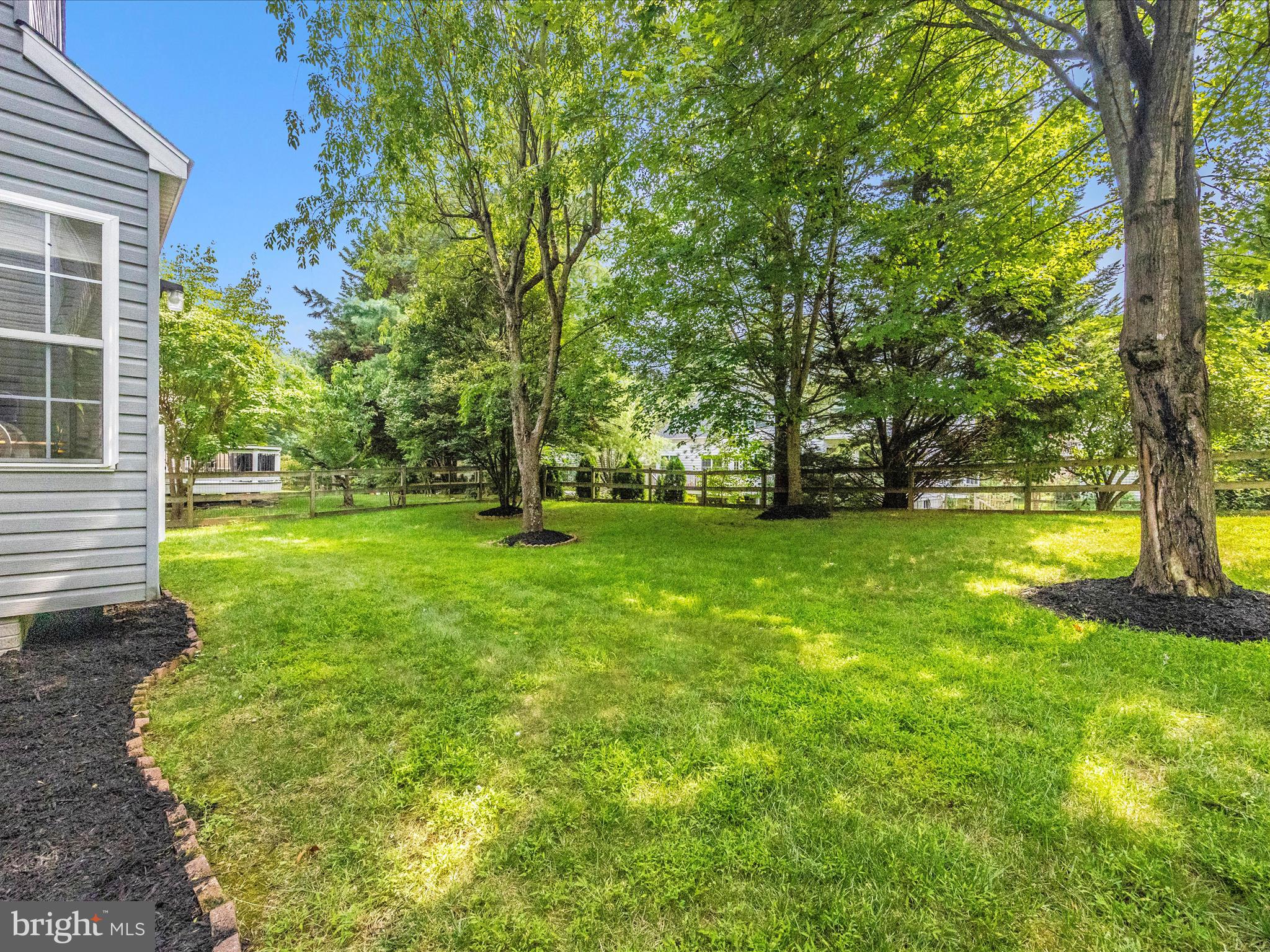5812 WHITE PEBBLE PATH