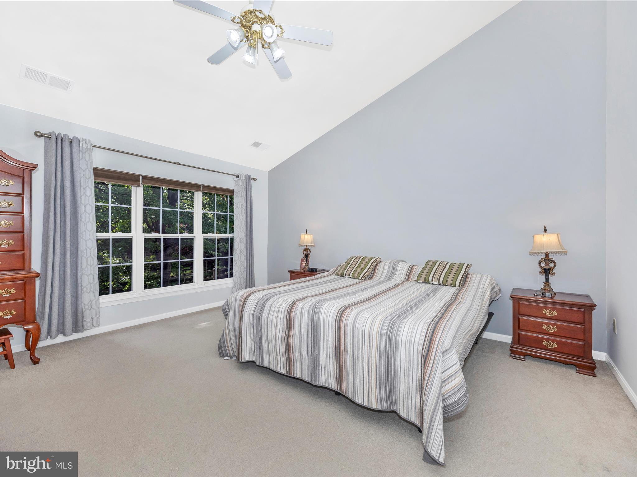 5812 WHITE PEBBLE PATH