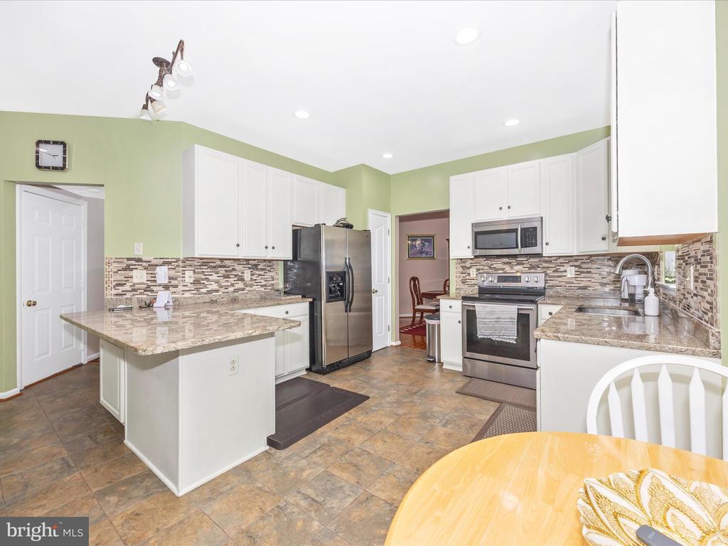 5812 WHITE PEBBLE PATH