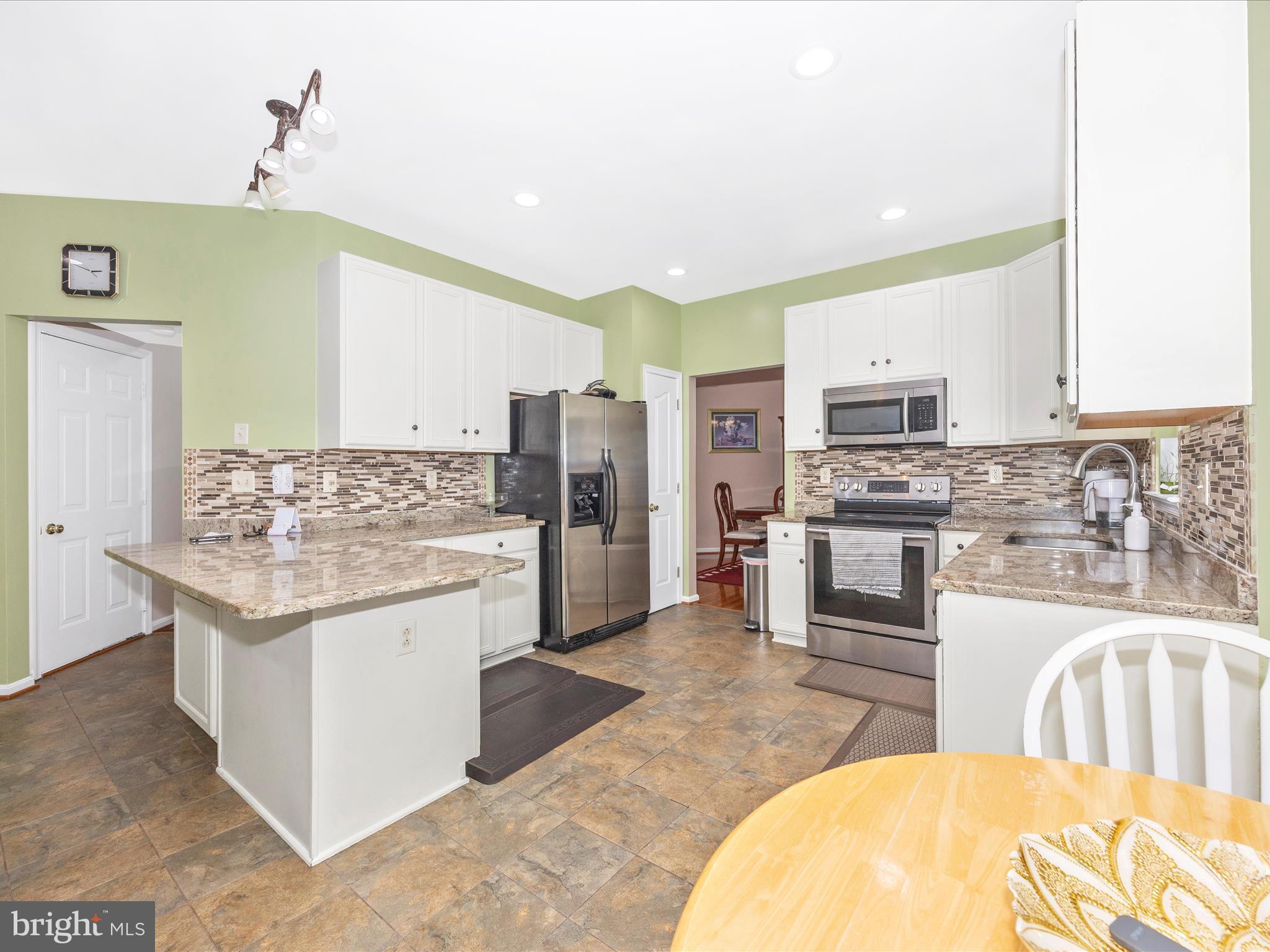 5812 WHITE PEBBLE PATH