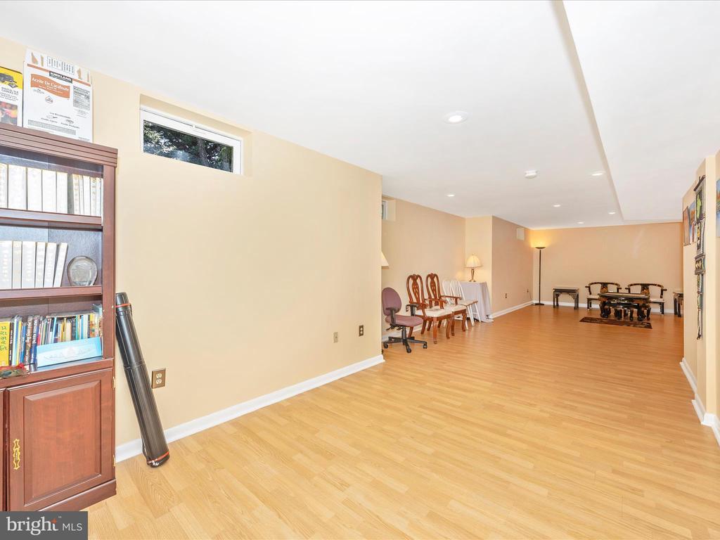 5812 WHITE PEBBLE PATH