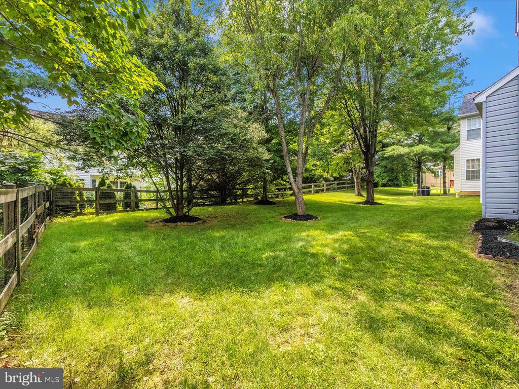 5812 WHITE PEBBLE PATH