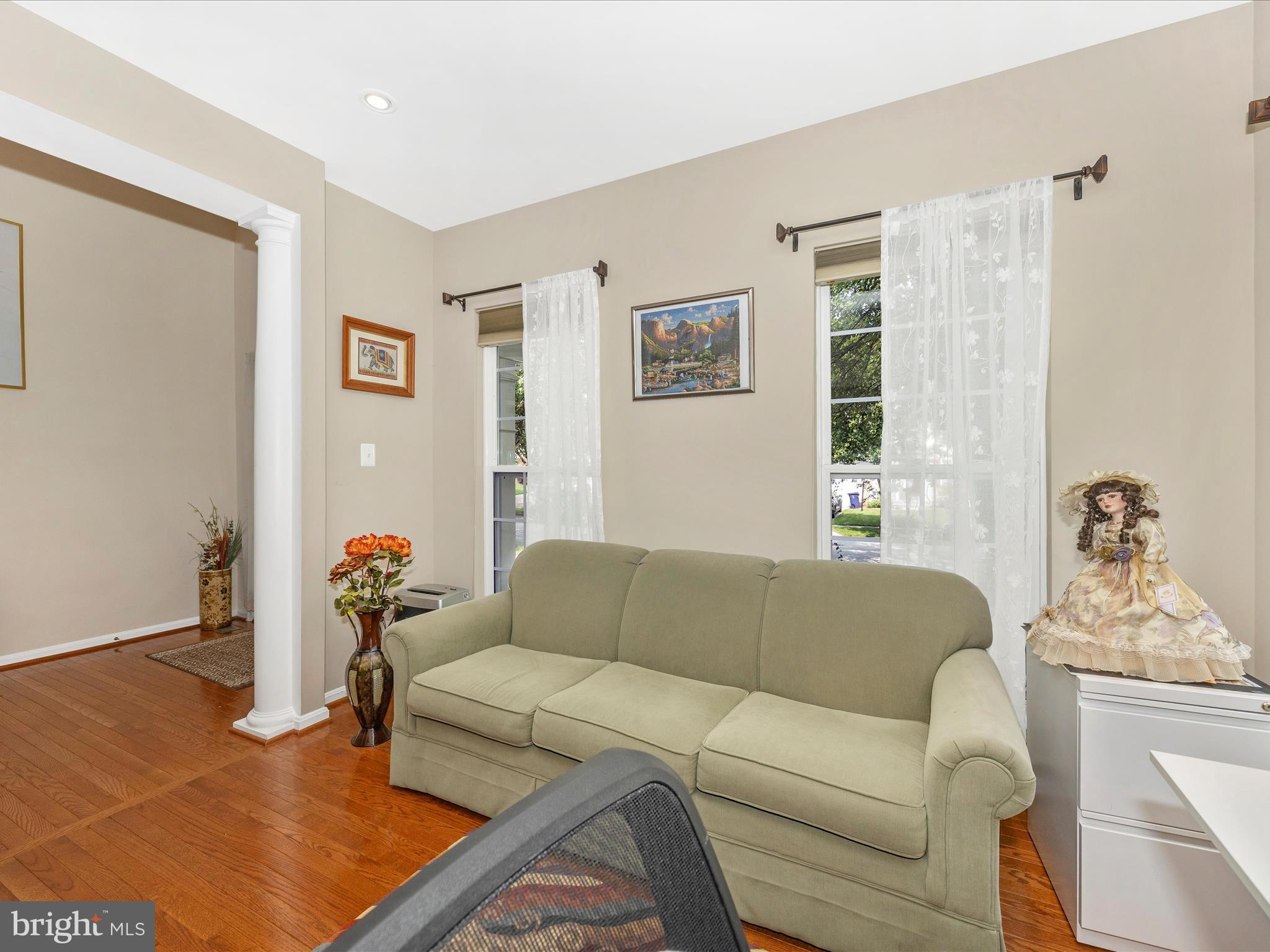 5812 WHITE PEBBLE PATH