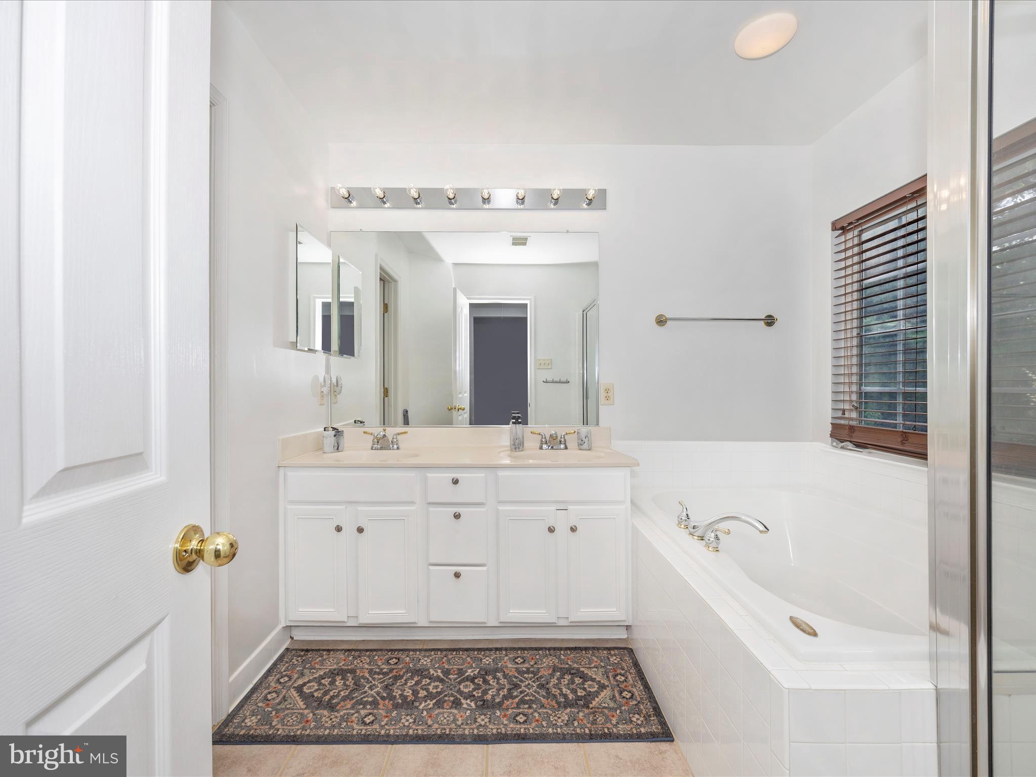 5812 WHITE PEBBLE PATH