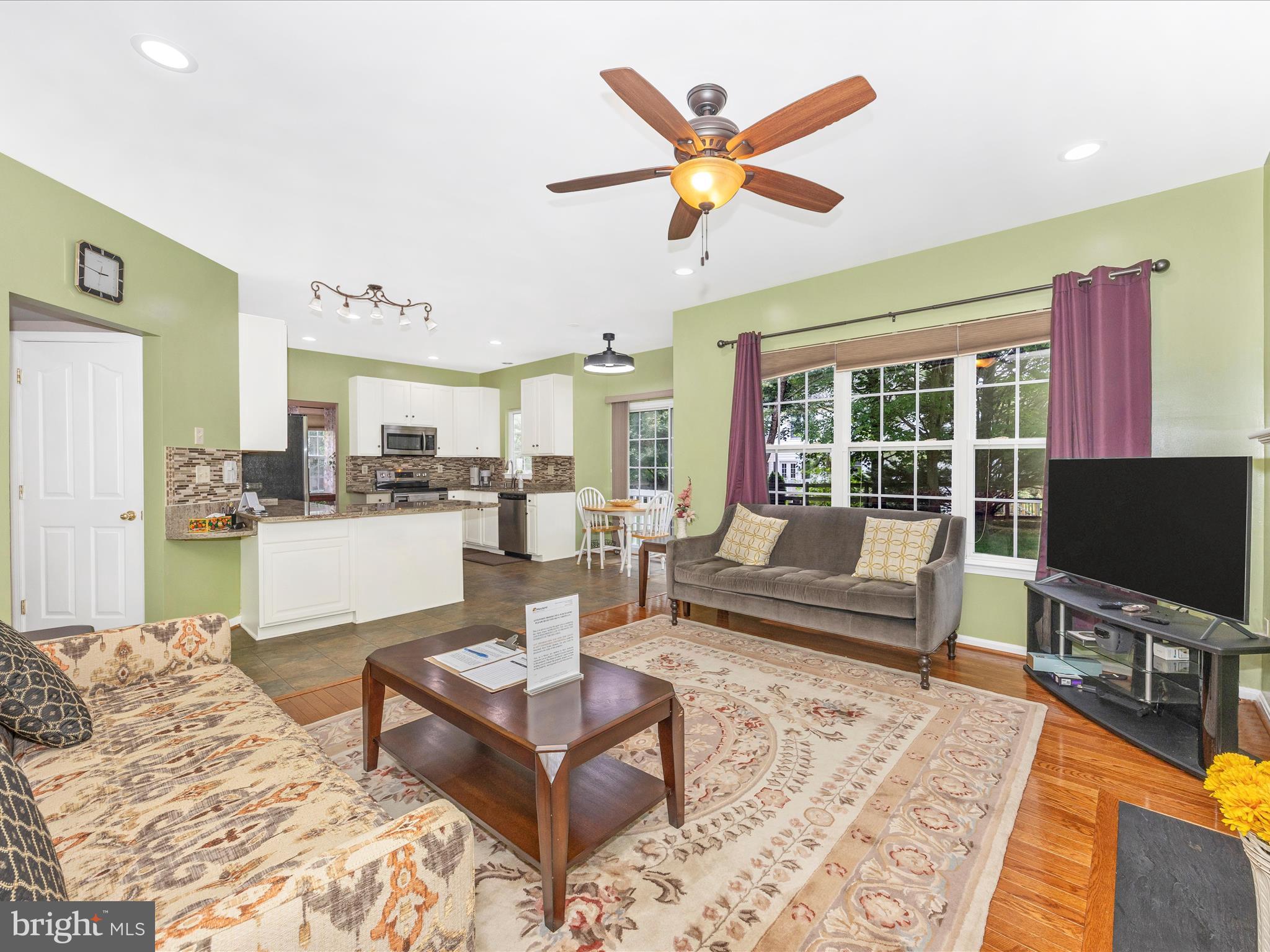 5812 WHITE PEBBLE PATH