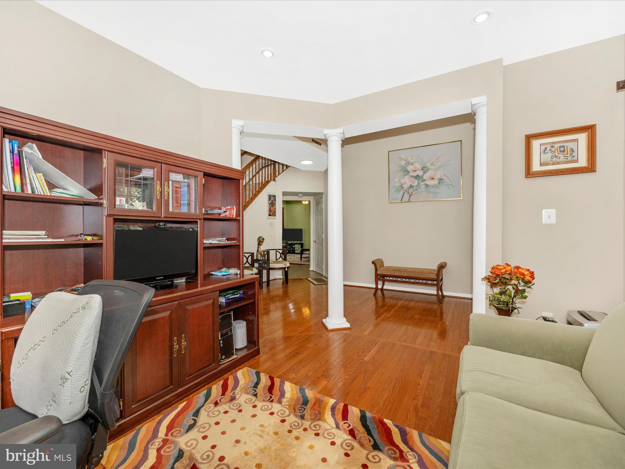 5812 WHITE PEBBLE PATH