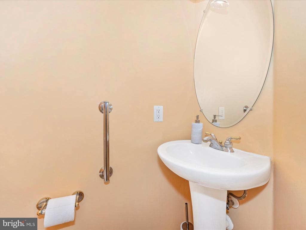 5812 WHITE PEBBLE PATH