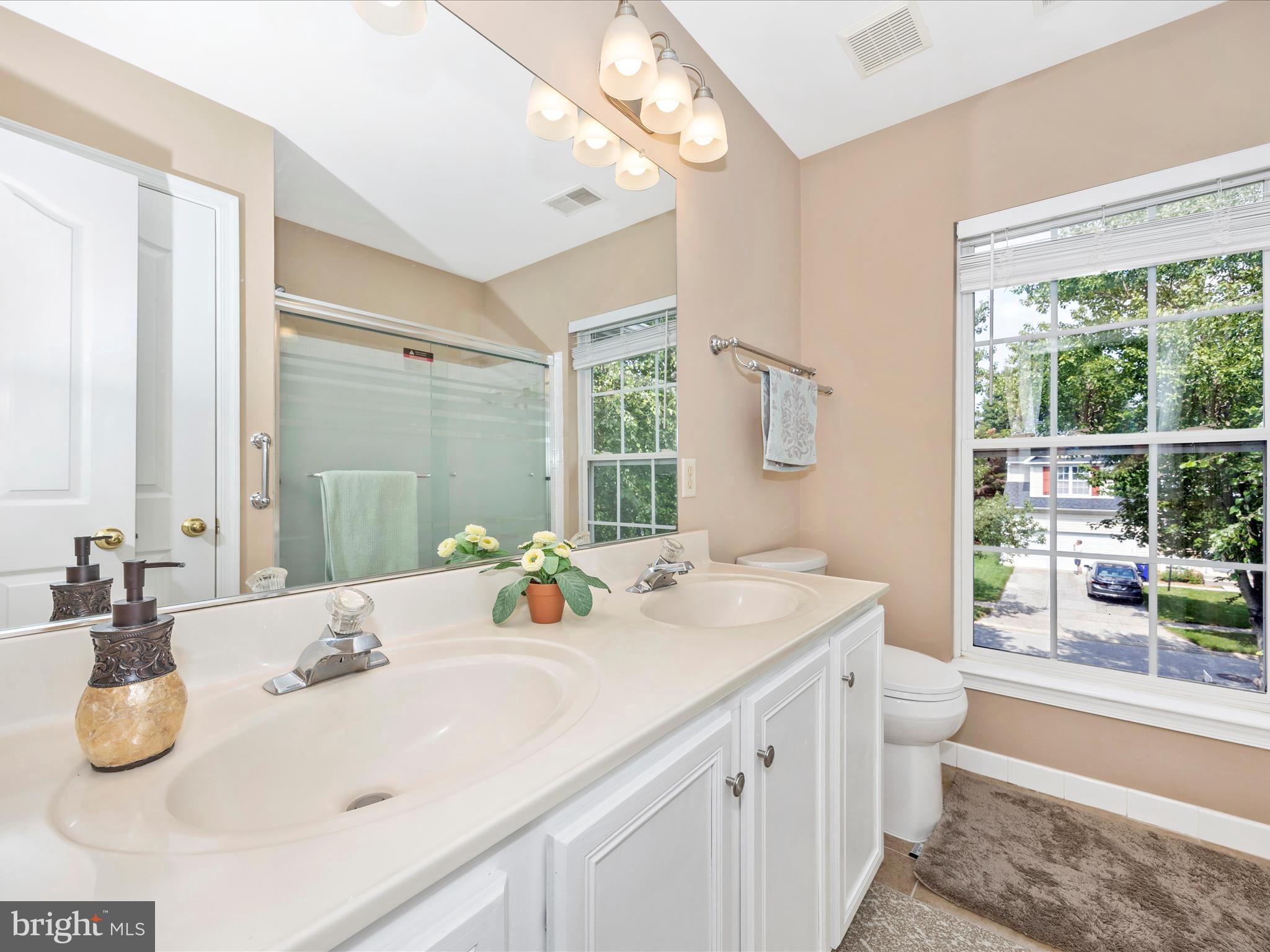 5812 WHITE PEBBLE PATH