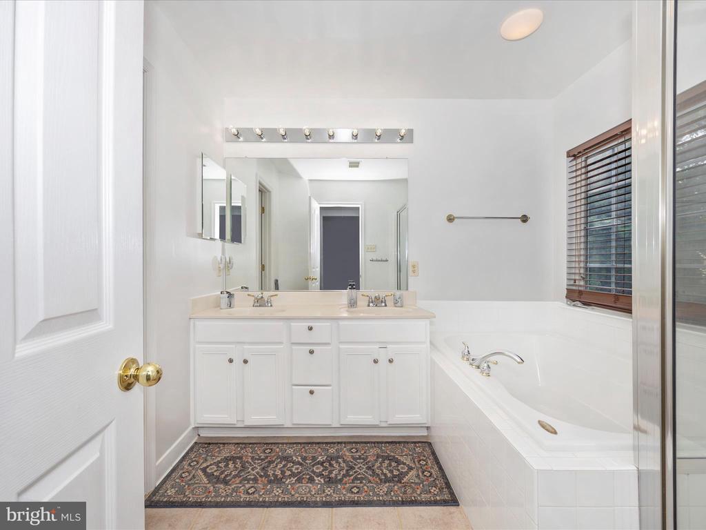 5812 WHITE PEBBLE PATH