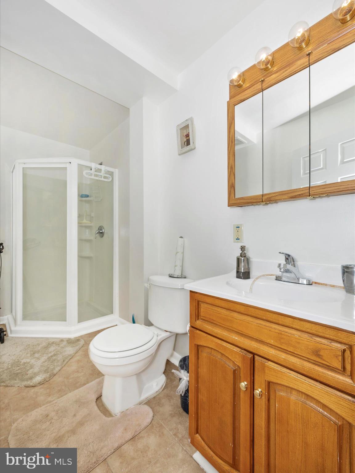 5812 WHITE PEBBLE PATH