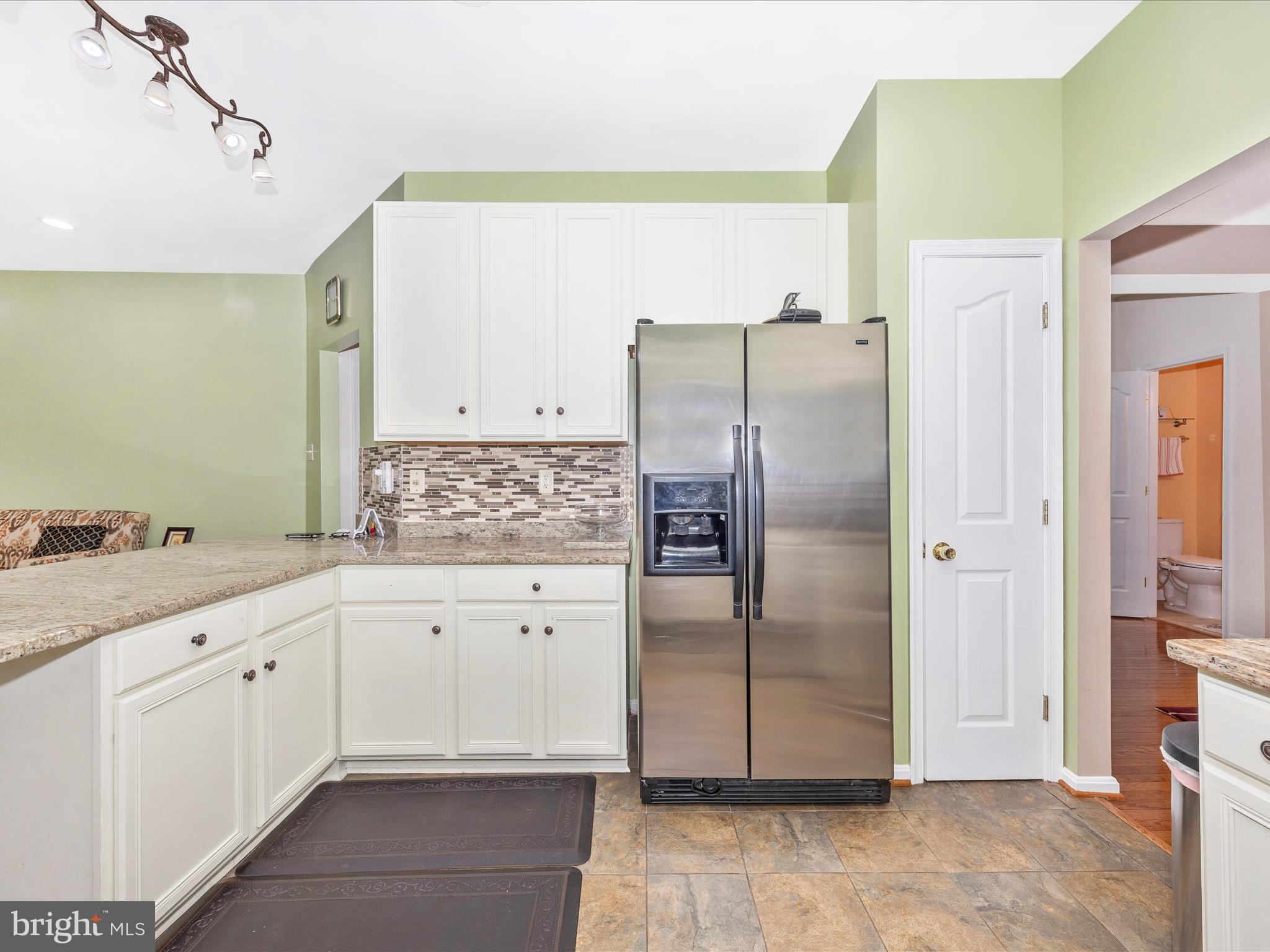 5812 WHITE PEBBLE PATH