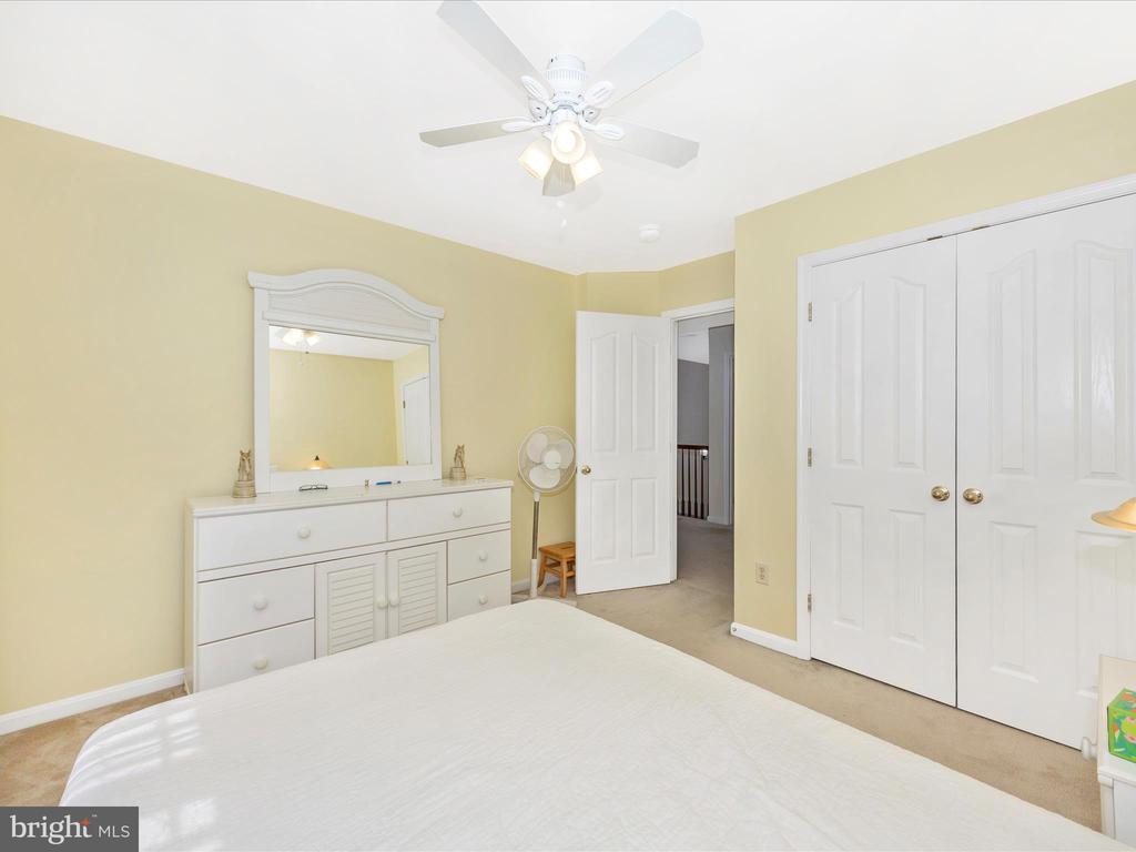 5812 WHITE PEBBLE PATH