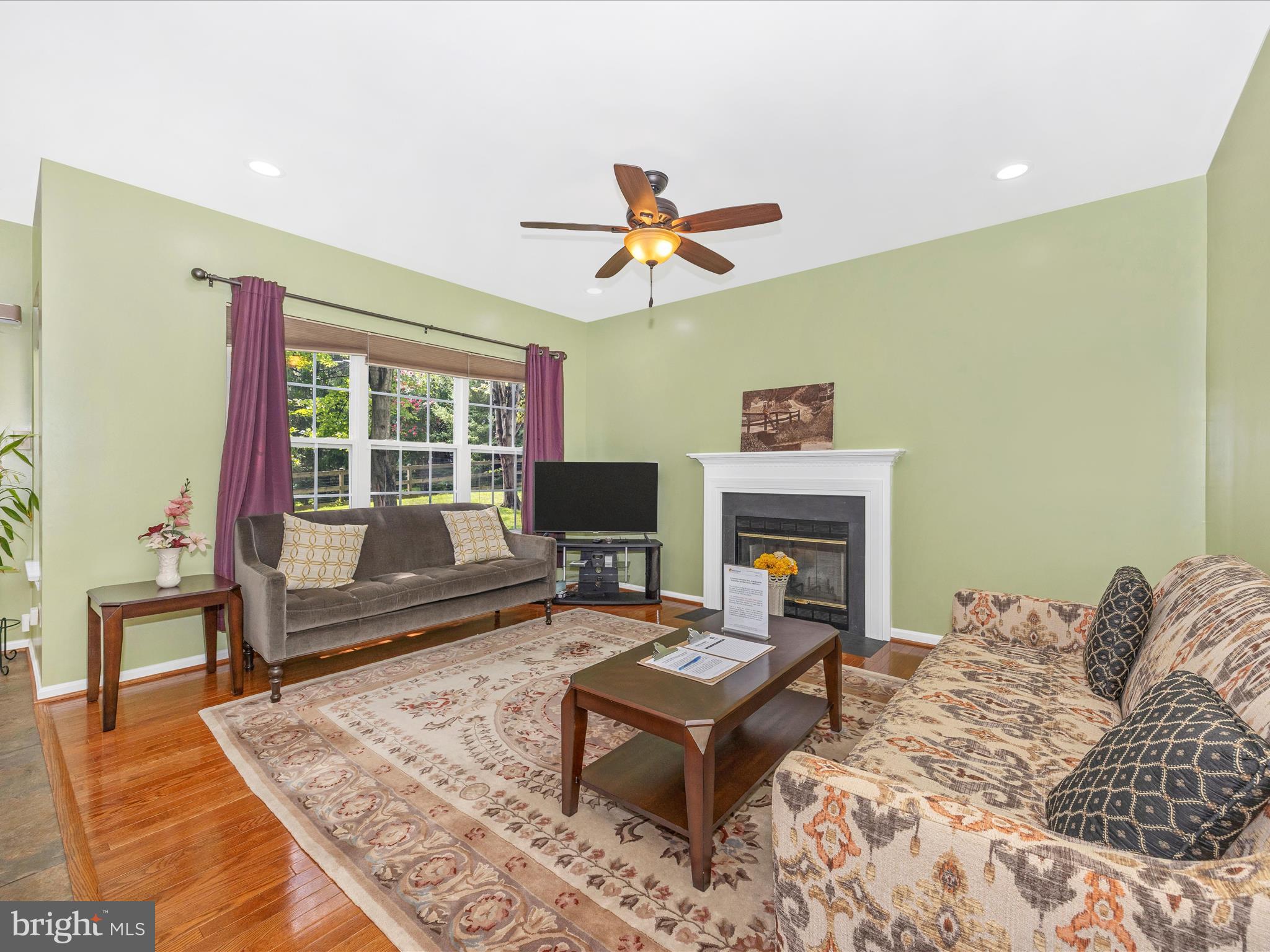 5812 WHITE PEBBLE PATH