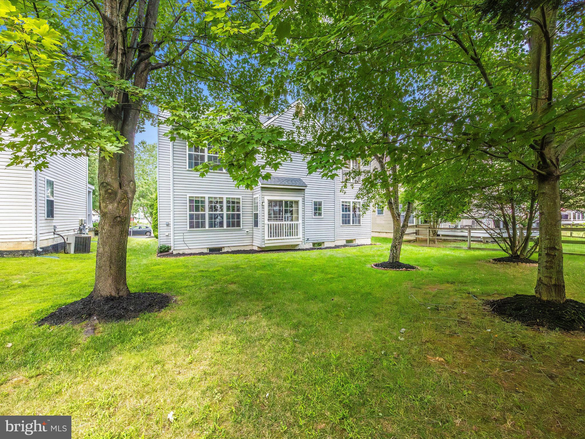 5812 WHITE PEBBLE PATH
