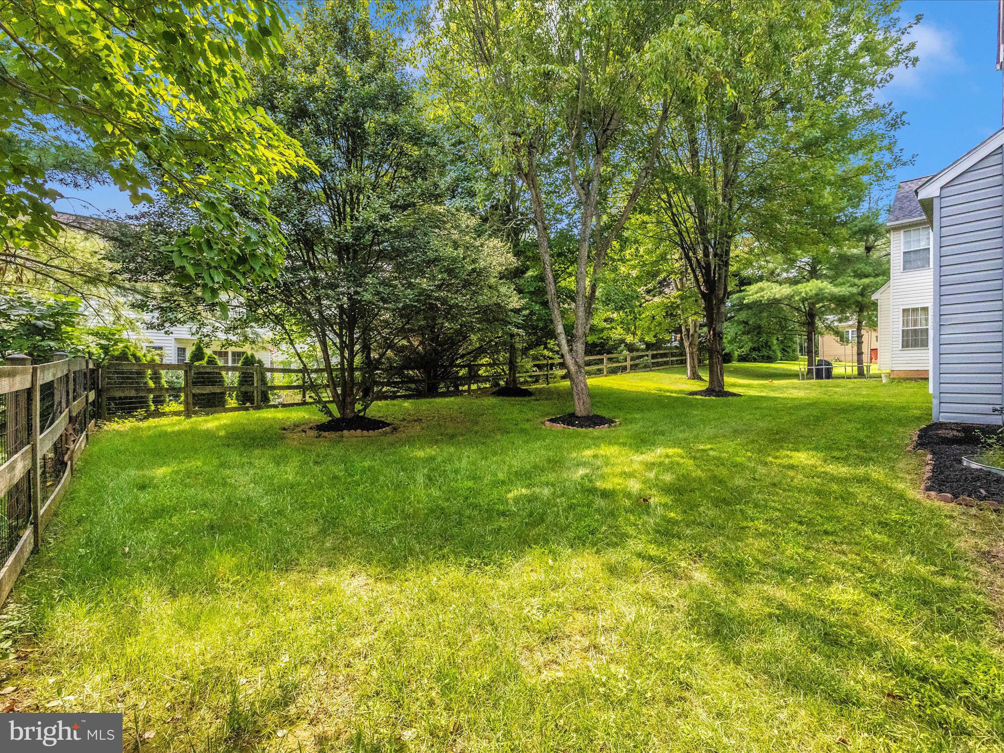 5812 WHITE PEBBLE PATH