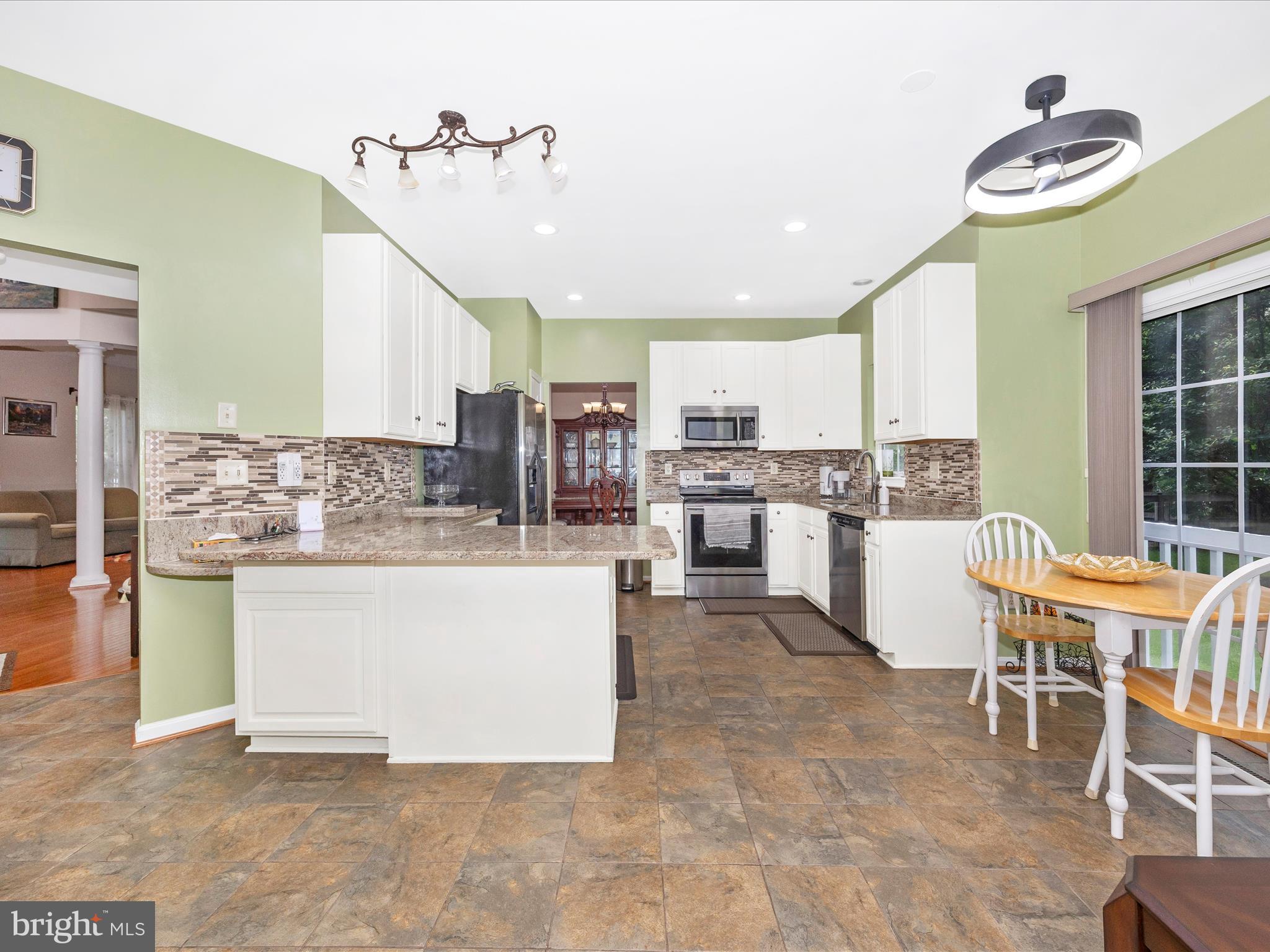 5812 WHITE PEBBLE PATH