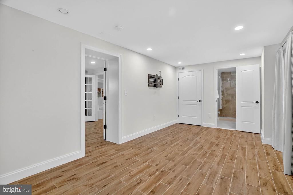7652 GREENDELL LANE