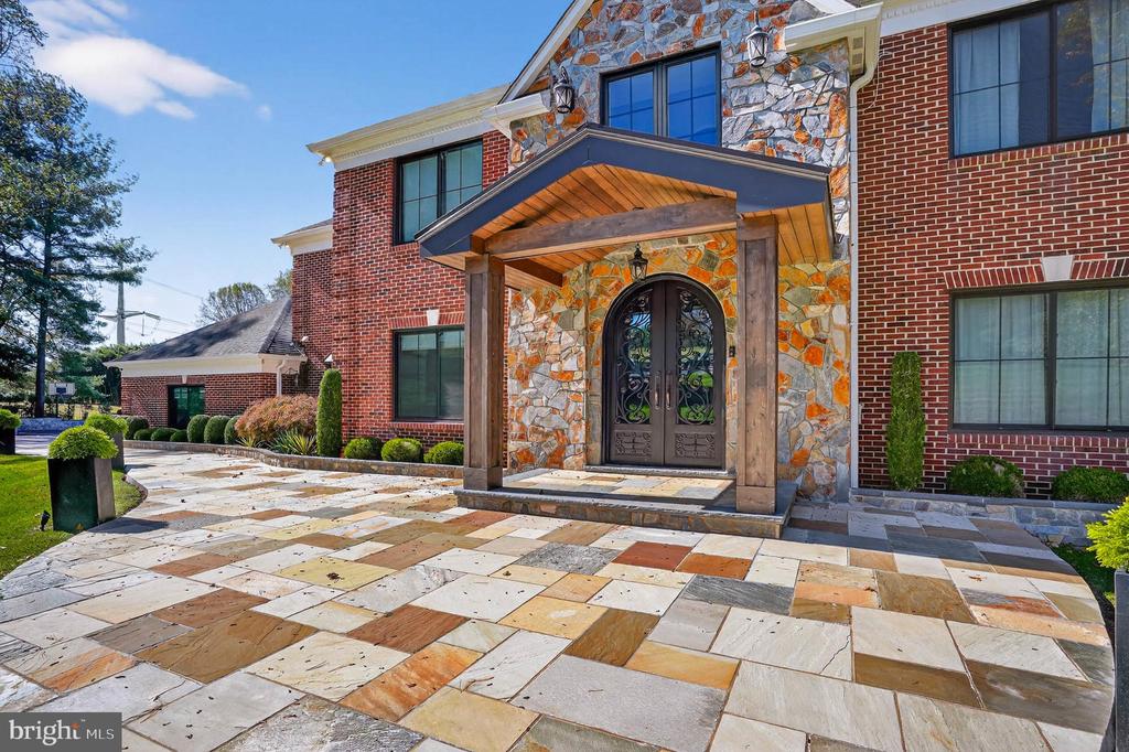 7652 GREENDELL LANE