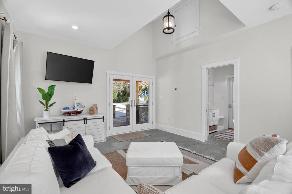 7652 GREENDELL LANE