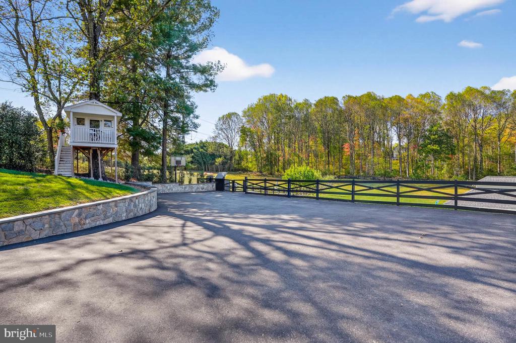 7652 GREENDELL LANE