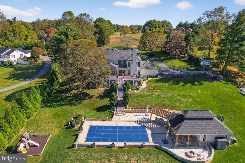 7652 GREENDELL LANE