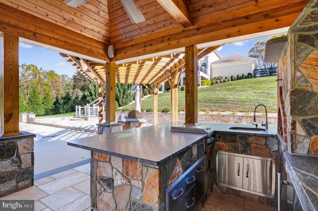 7652 GREENDELL LANE