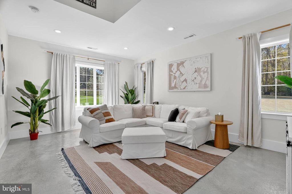 7652 GREENDELL LANE