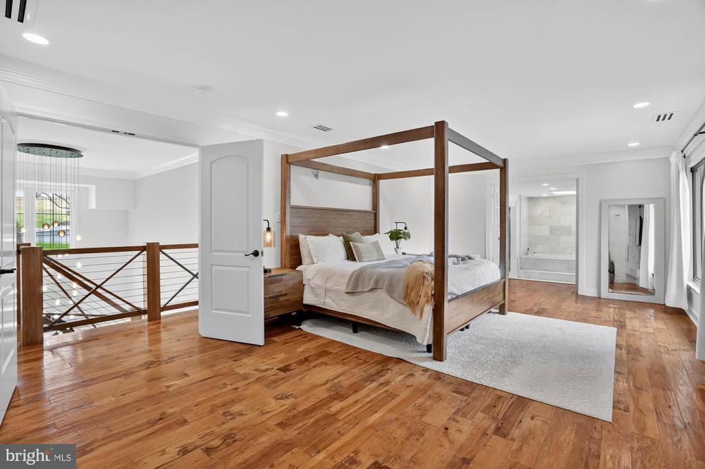 7652 GREENDELL LANE