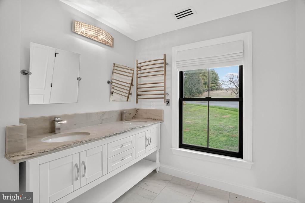 7652 GREENDELL LANE