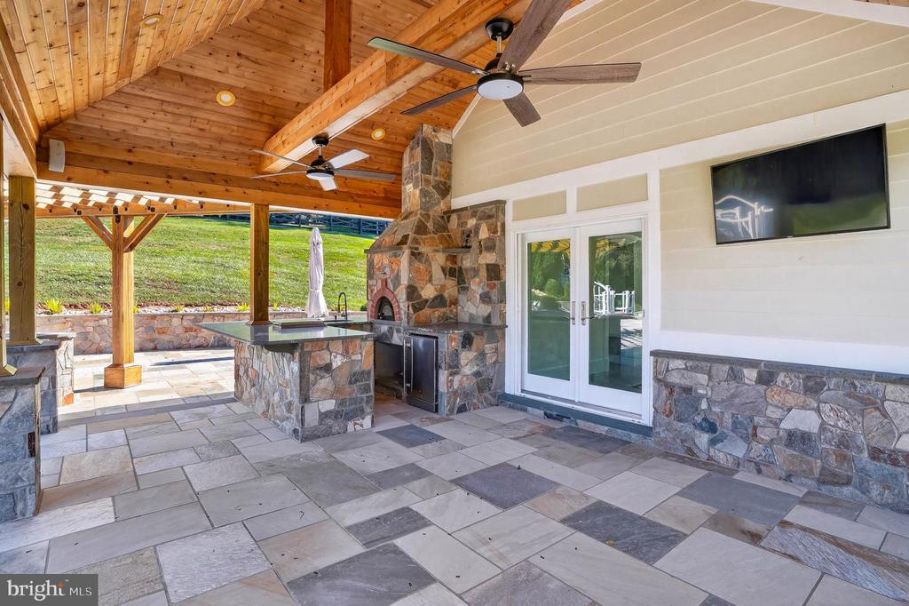 7652 GREENDELL LANE