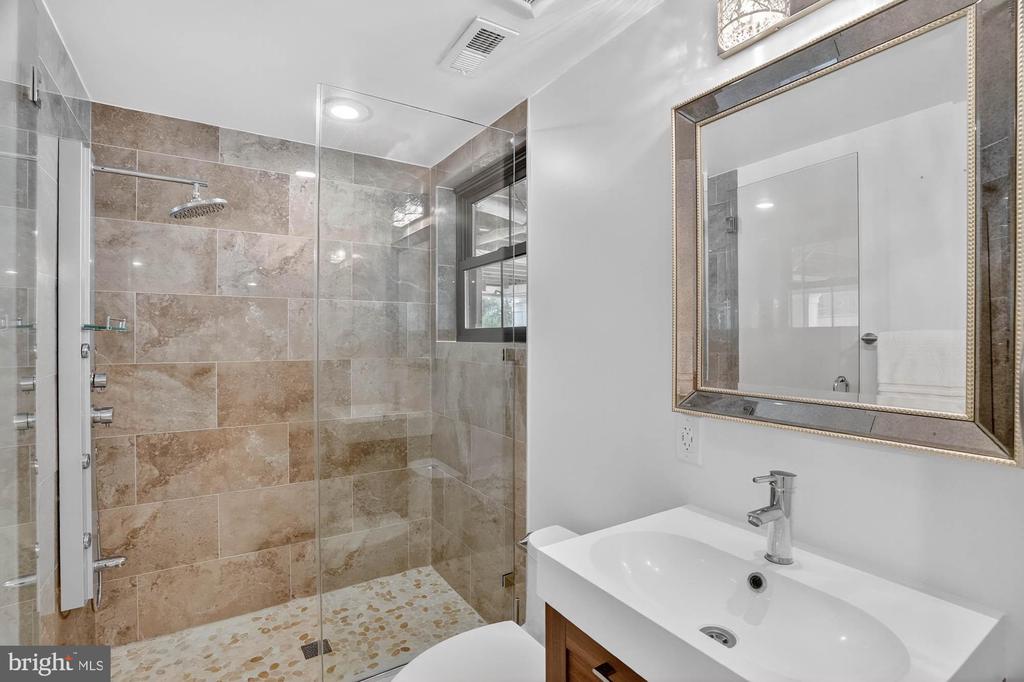 7652 GREENDELL LANE
