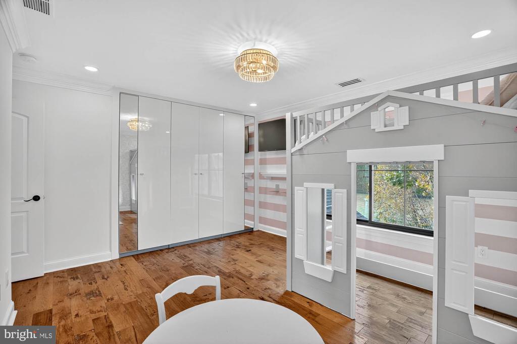 7652 GREENDELL LANE