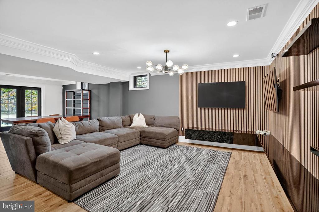 7652 GREENDELL LANE