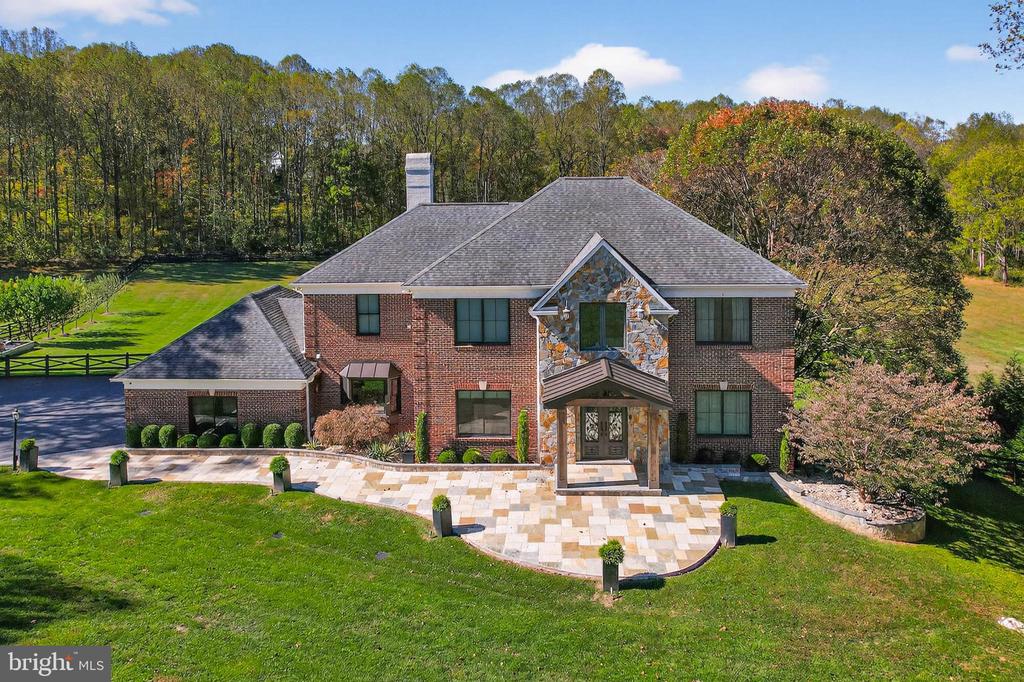 7652 GREENDELL LANE