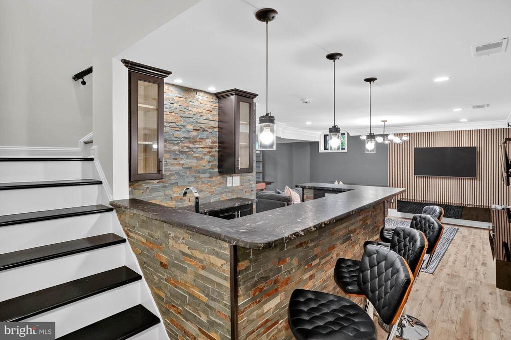 7652 GREENDELL LANE