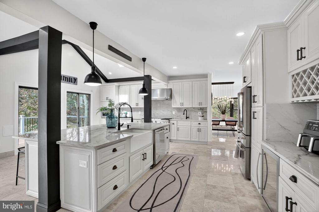 7652 GREENDELL LANE