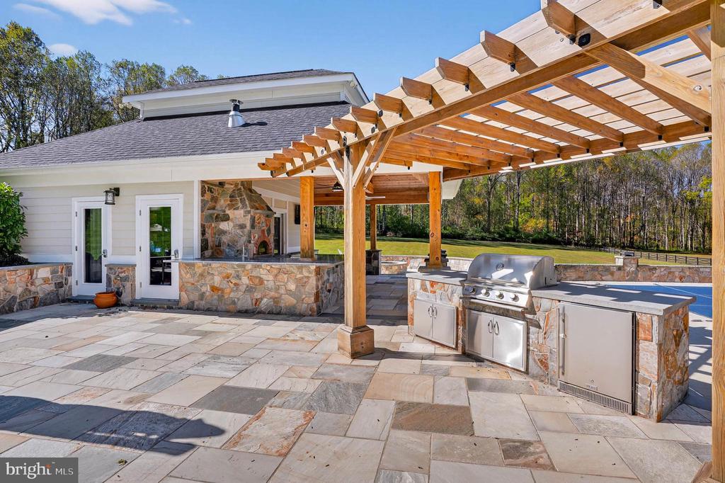 7652 GREENDELL LANE