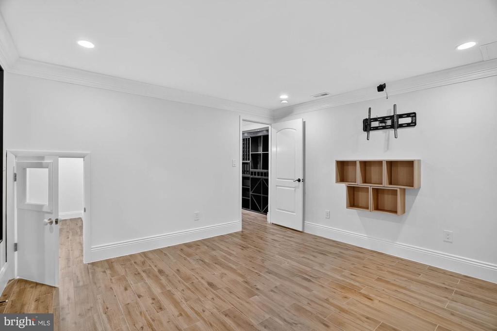 7652 GREENDELL LANE