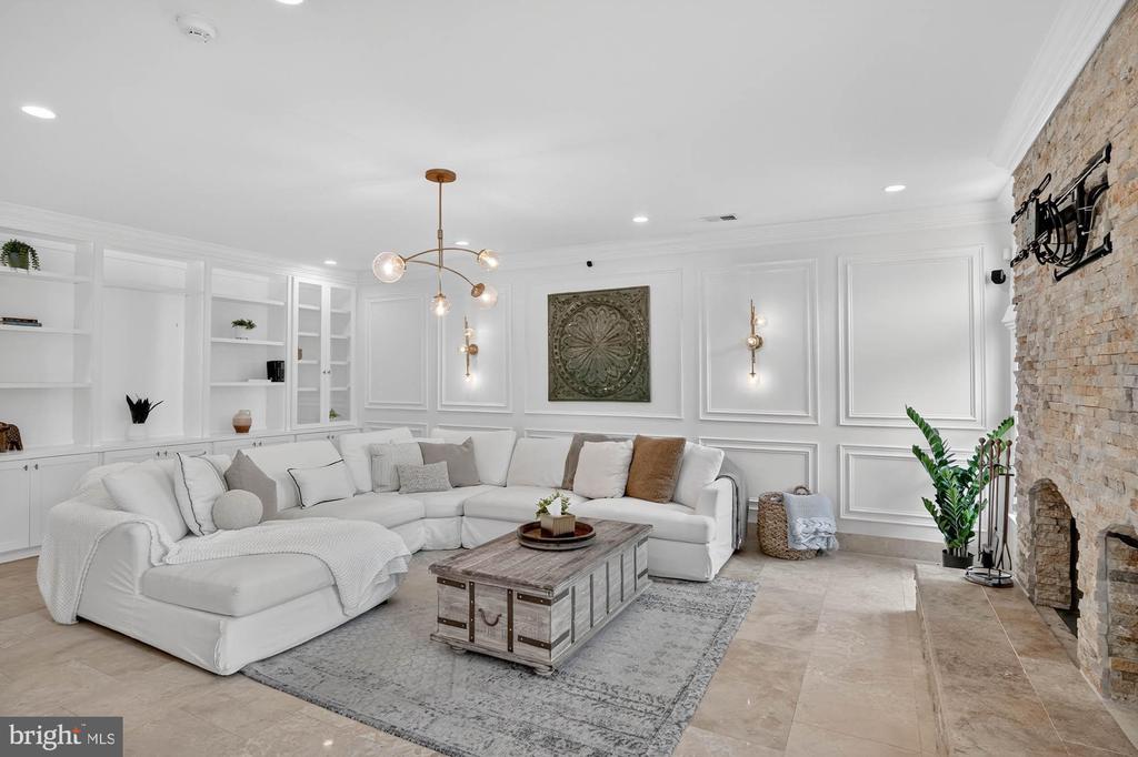 7652 GREENDELL LANE