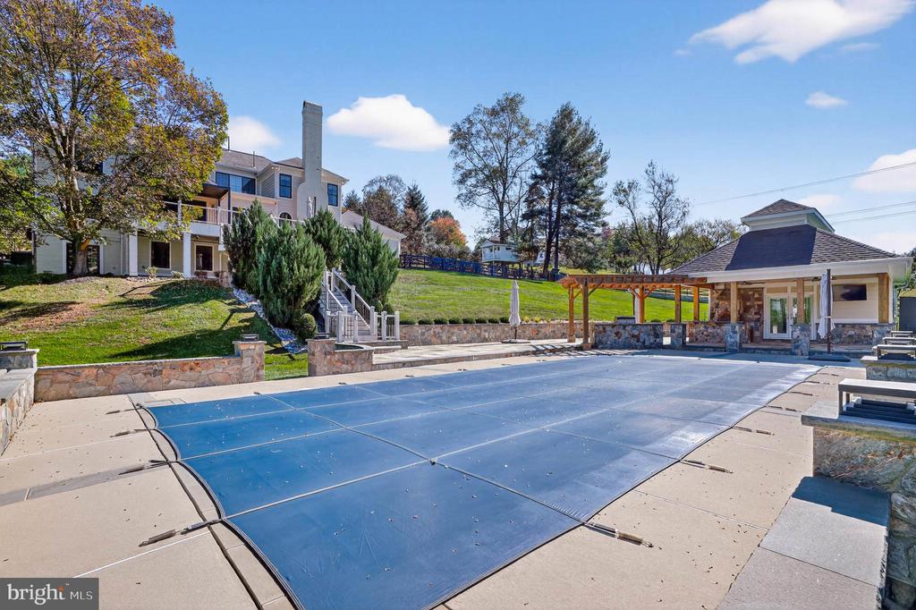 7652 GREENDELL LANE
