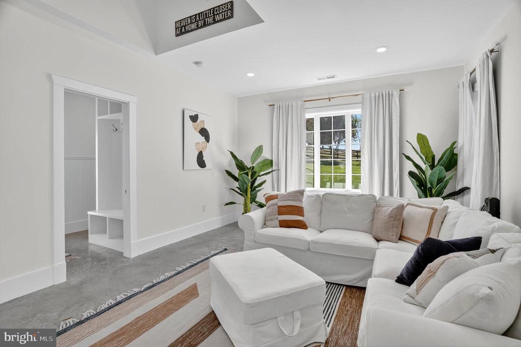 7652 GREENDELL LANE