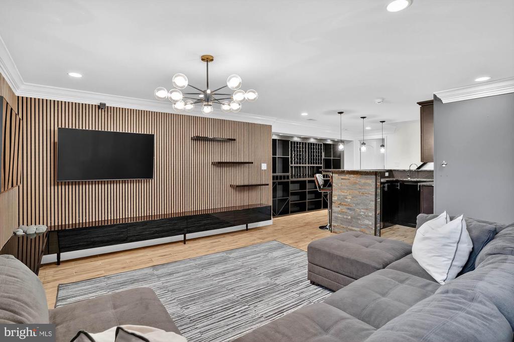 7652 GREENDELL LANE