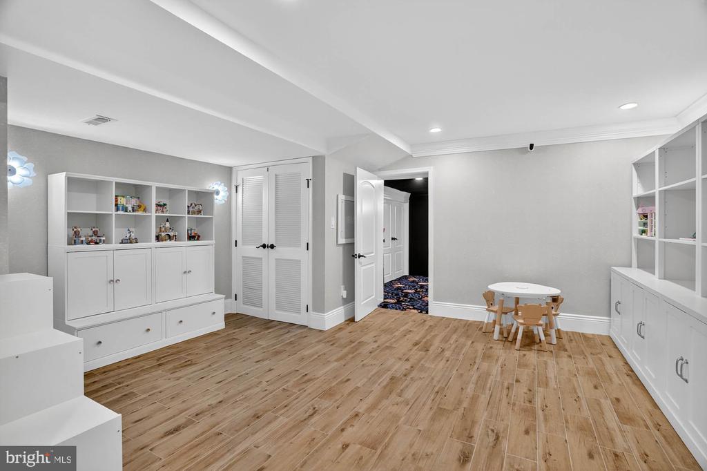 7652 GREENDELL LANE