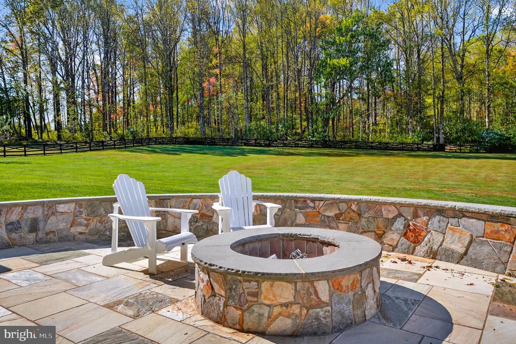 7652 GREENDELL LANE
