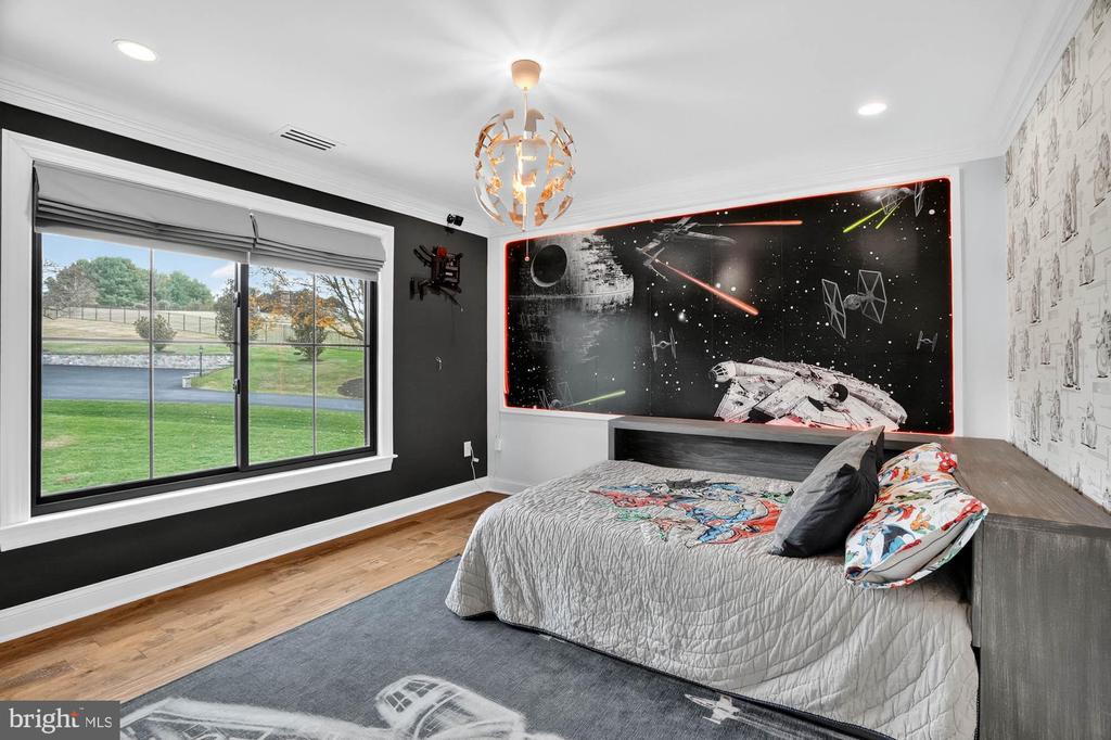 7652 GREENDELL LANE
