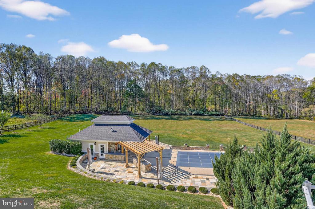 7652 GREENDELL LANE