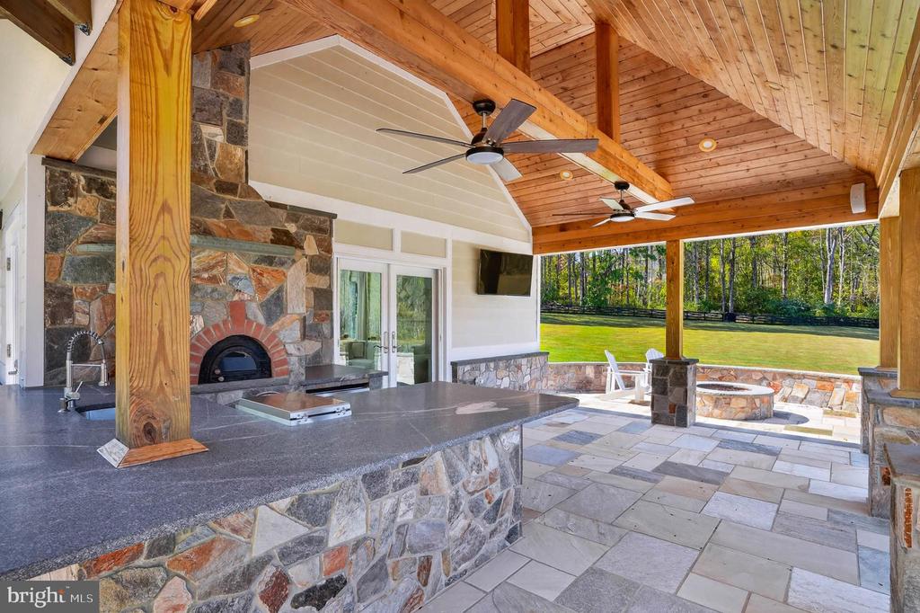 7652 GREENDELL LANE