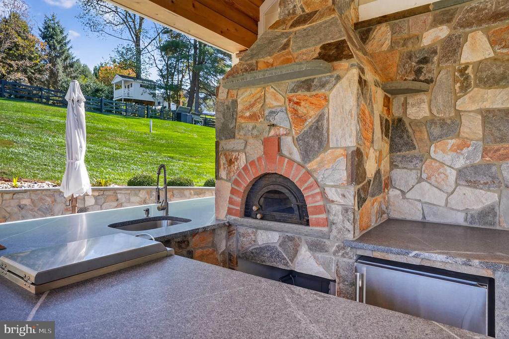 7652 GREENDELL LANE